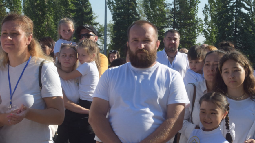 В Парке Победы растянули 90-метровый российский флаг