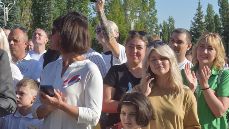В Парке Победы растянули 90-метровый российский флаг