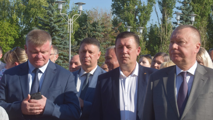 В Парке Победы растянули 90-метровый российский флаг