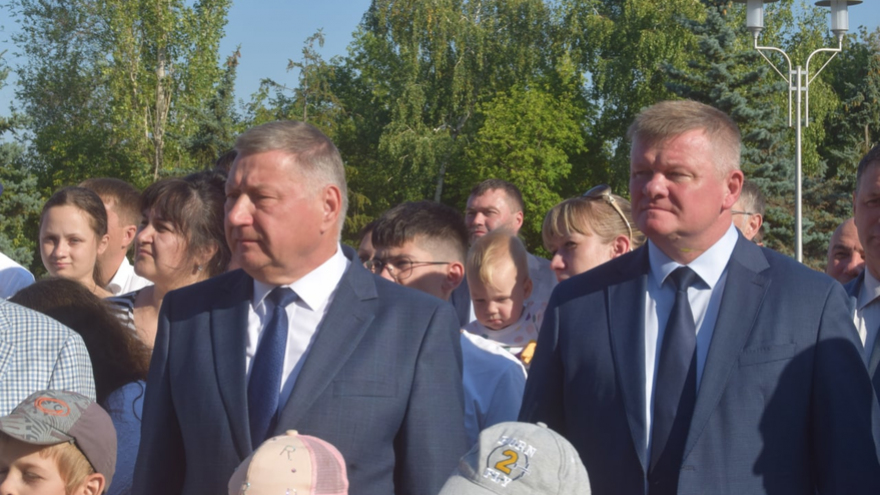 В Парке Победы растянули 90-метровый российский флаг