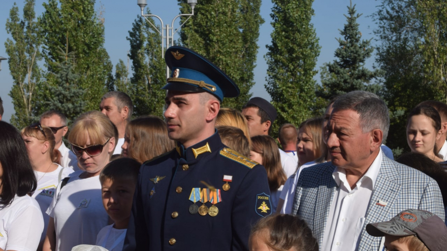 В Парке Победы растянули 90-метровый российский флаг