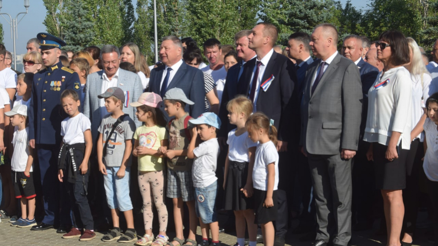 В Парке Победы растянули 90-метровый российский флаг