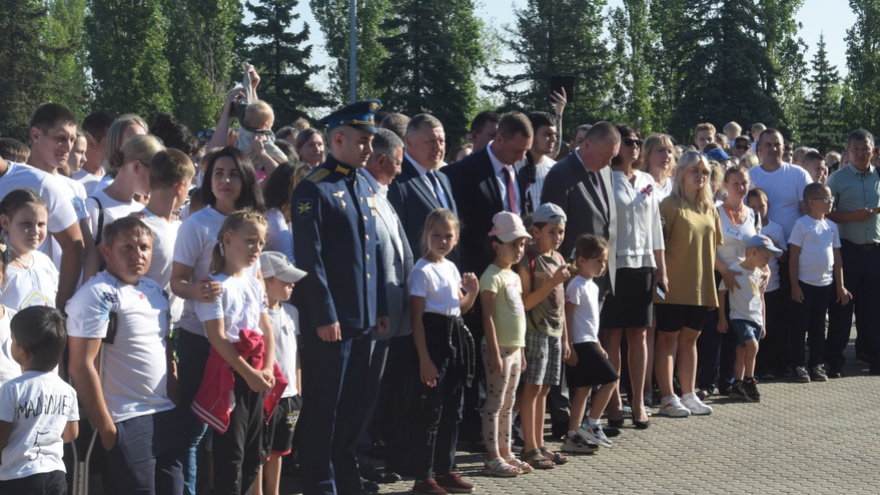 В Парке Победы растянули 90-метровый российский флаг