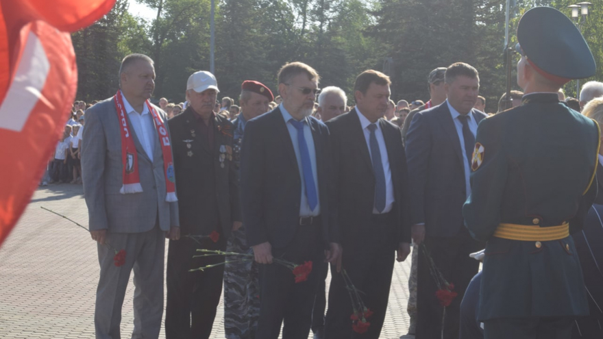 В Парке Победы растянули 90-метровый российский флаг