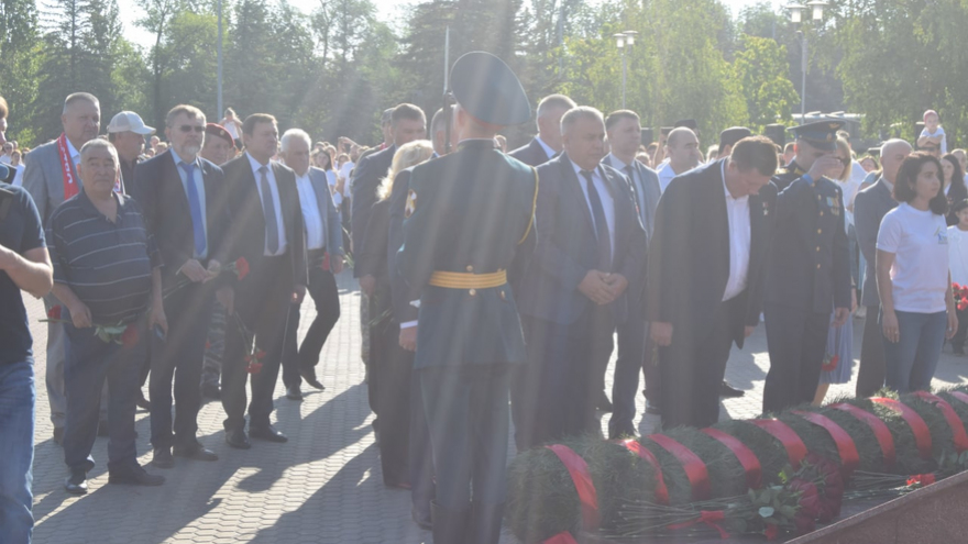 В Парке Победы растянули 90-метровый российский флаг
