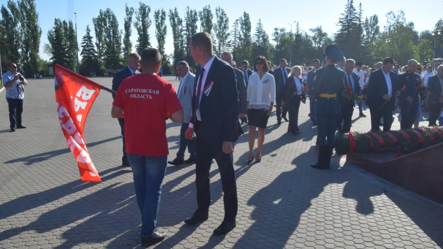 В Парке Победы растянули 90-метровый российский флаг