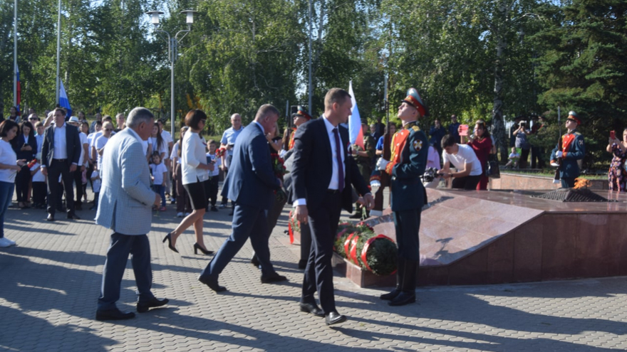 В Парке Победы растянули 90-метровый российский флаг