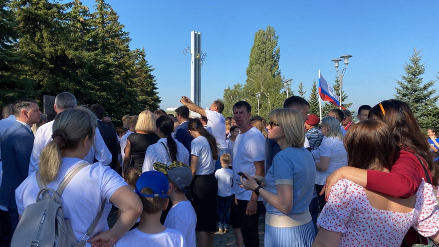 В Парке Победы растянули 90-метровый российский флаг