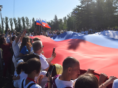 В Парке Победы растянули 90-метровый российский флаг