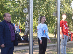 В Парке Победы растянули 90-метровый российский флаг