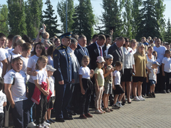 В Парке Победы растянули 90-метровый российский флаг