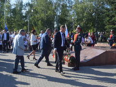 В Парке Победы растянули 90-метровый российский флаг