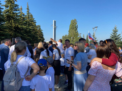 В Парке Победы растянули 90-метровый российский флаг