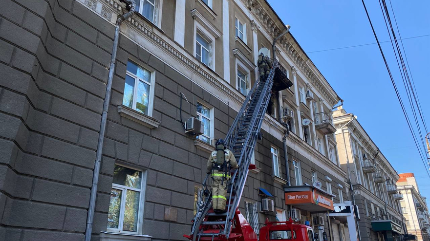 В центре Саратова второй раз за лето горит 80-летний дом-памятник