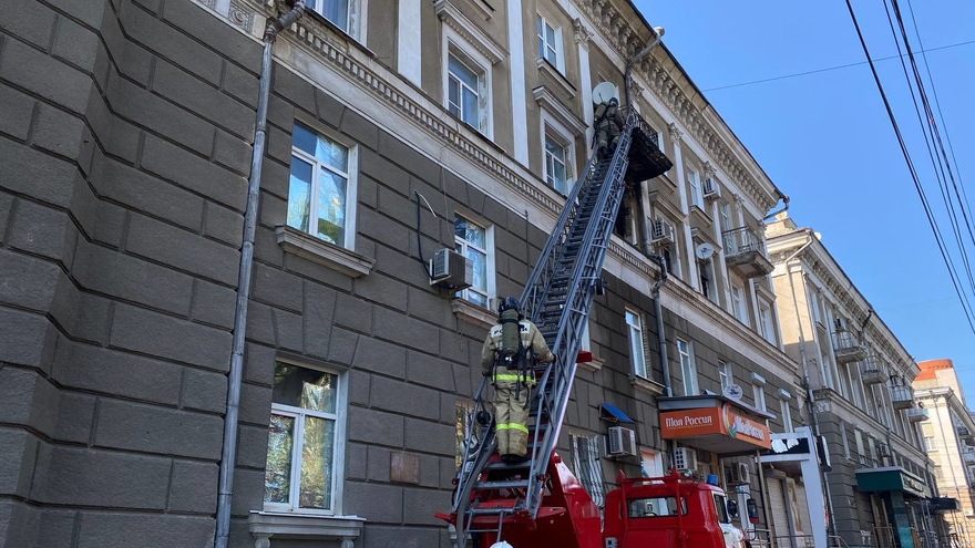 В центре Саратова второй раз за лето горит 80-летний дом-памятник
