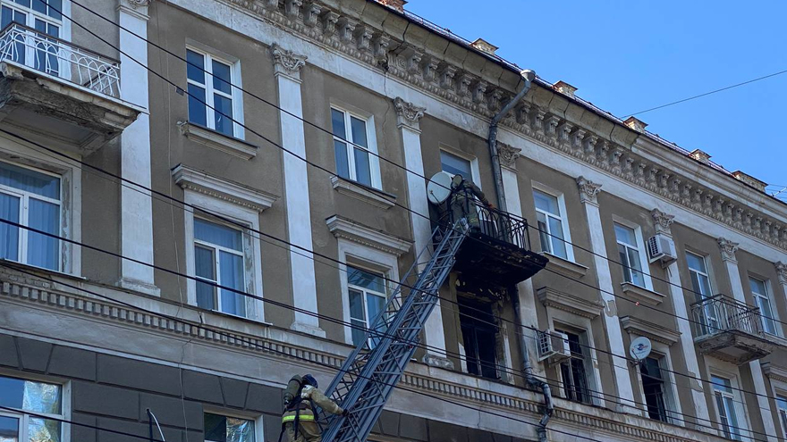 В центре Саратова второй раз за лето горит 80-летний дом-памятник