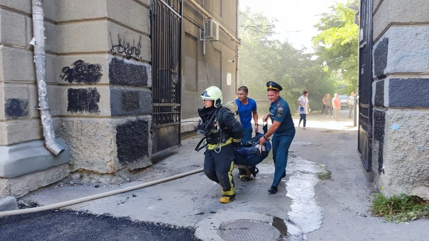 В центре Саратова второй раз за лето горит 80-летний дом-памятник