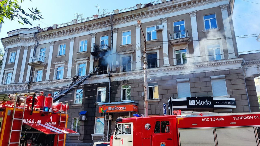 В центре Саратова второй раз за лето горит 80-летний дом-памятник