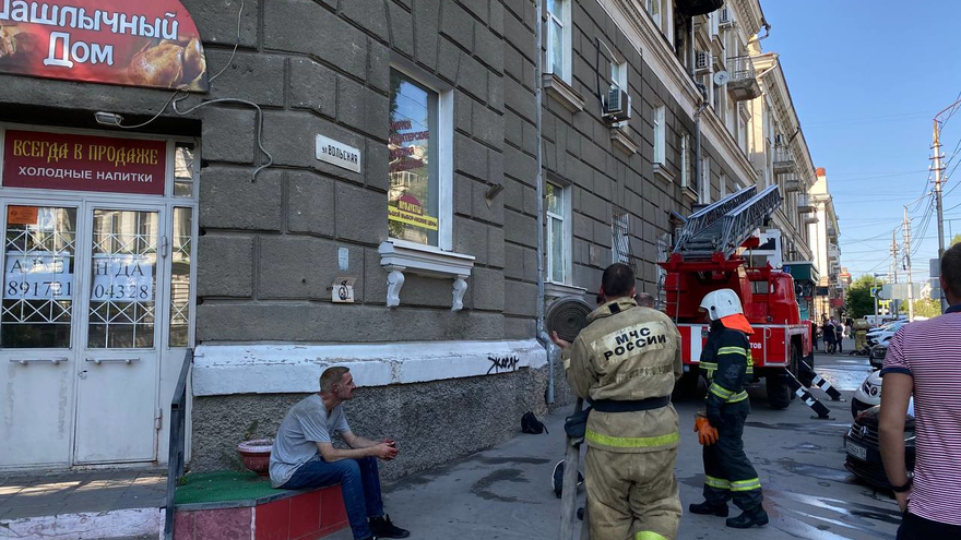 В центре Саратова второй раз за лето горит 80-летний дом-памятник