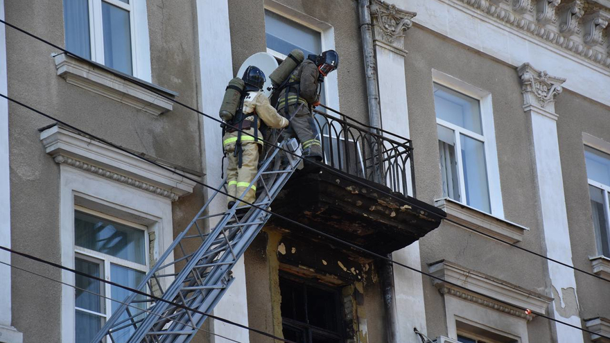 В центре Саратова второй раз за лето горит 80-летний дом-памятник