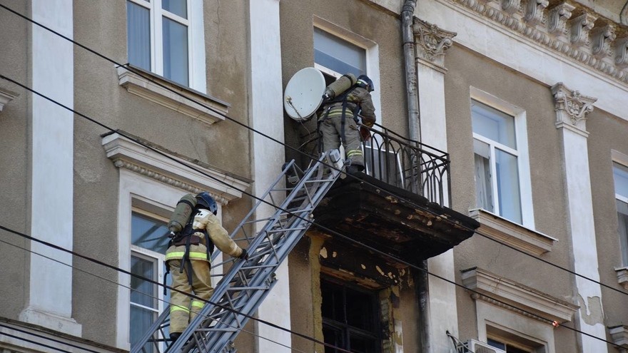 В центре Саратова второй раз за лето горит 80-летний дом-памятник