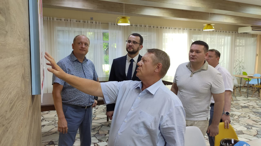 Депутаты Госдумы показали луганским делегатам, как в балаковском лагере отдыхают дети из ЛНР