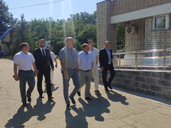 Депутаты Госдумы показали луганским делегатам, как в балаковском лагере отдыхают дети из ЛНР