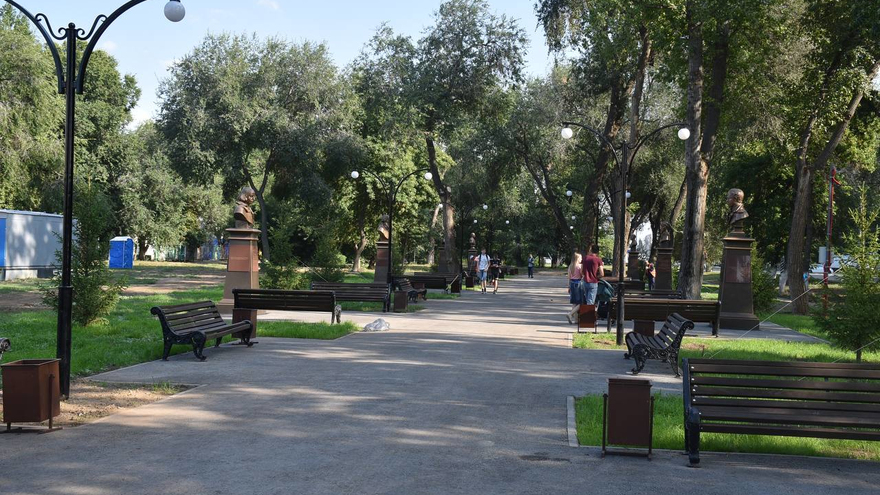 В Энгельсе депутаты Госдумы показали делегату из ЛНР сквер, построенный на месте снесенных домов