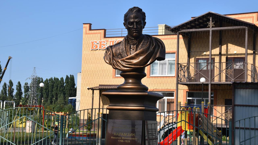 В Энгельсе депутаты Госдумы показали делегату из ЛНР сквер, построенный на месте снесенных домов