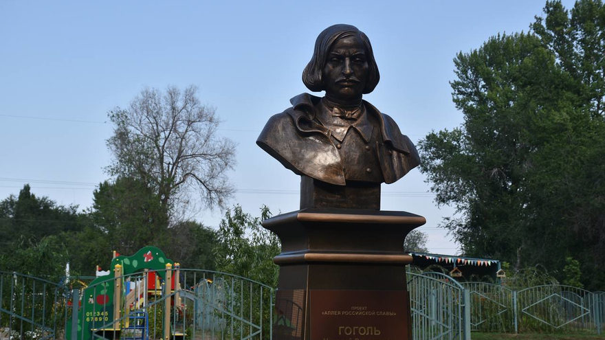 В Энгельсе депутаты Госдумы показали делегату из ЛНР сквер, построенный на месте снесенных домов