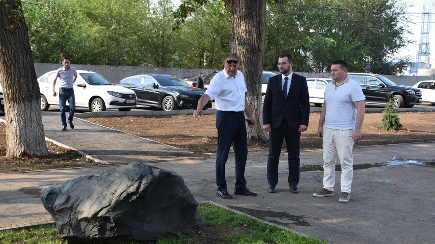 В Энгельсе депутаты Госдумы показали делегату из ЛНР сквер, построенный на месте снесенных домов