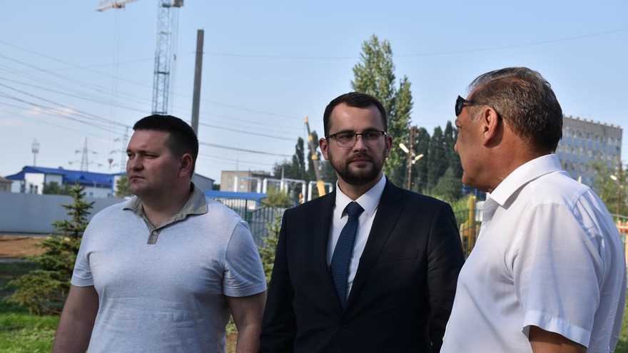 В Энгельсе депутаты Госдумы показали делегату из ЛНР сквер, построенный на месте снесенных домов