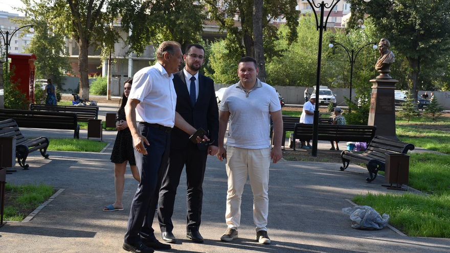 В Энгельсе депутаты Госдумы показали делегату из ЛНР сквер, построенный на месте снесенных домов