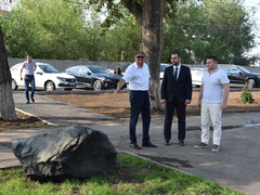 В Энгельсе депутаты Госдумы показали делегату из ЛНР сквер, построенный на месте снесенных домов