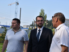 В Энгельсе депутаты Госдумы показали делегату из ЛНР сквер, построенный на месте снесенных домов