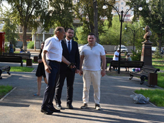 В Энгельсе депутаты Госдумы показали делегату из ЛНР сквер, построенный на месте снесенных домов