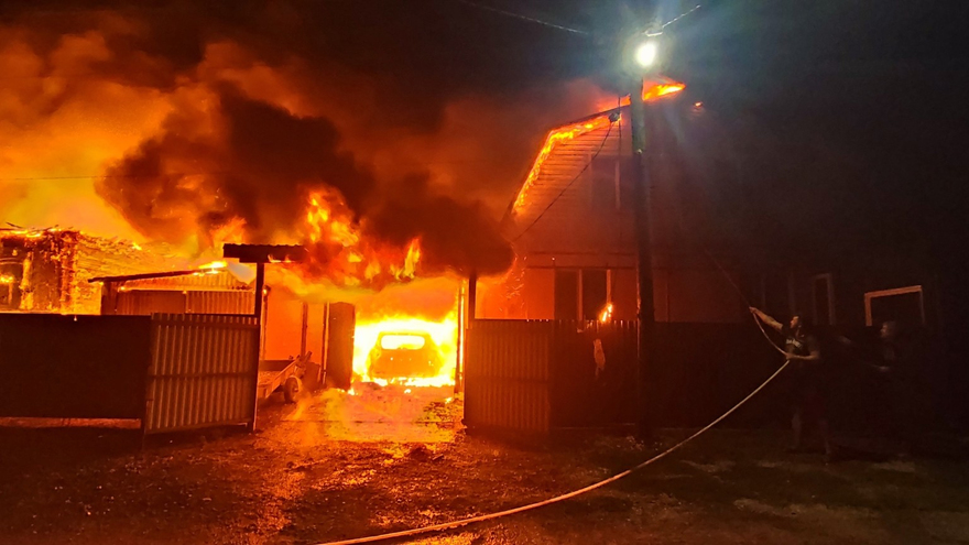 В саратовском селе сгорели три дома и два автомобиля
