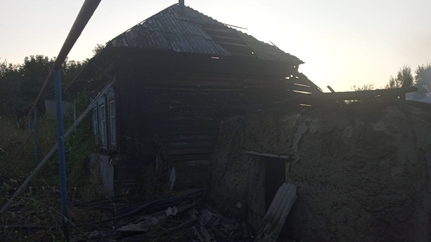 Неизвестный спалил три дома: огонь тушили пожарные и 40 добровольцев