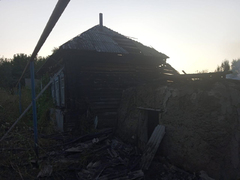 Неизвестный спалил три дома: огонь тушили пожарные и 40 добровольцев