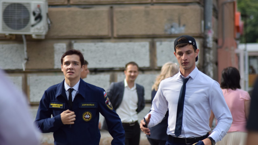 Для саратовских первоклассников прозвучал первый звонок (фоторепортаж)