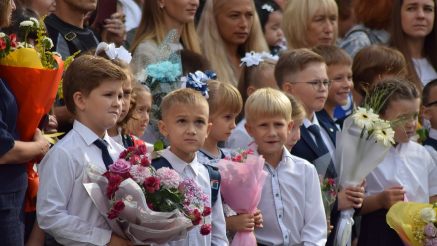 Для саратовских первоклассников прозвучал первый звонок (фоторепортаж)