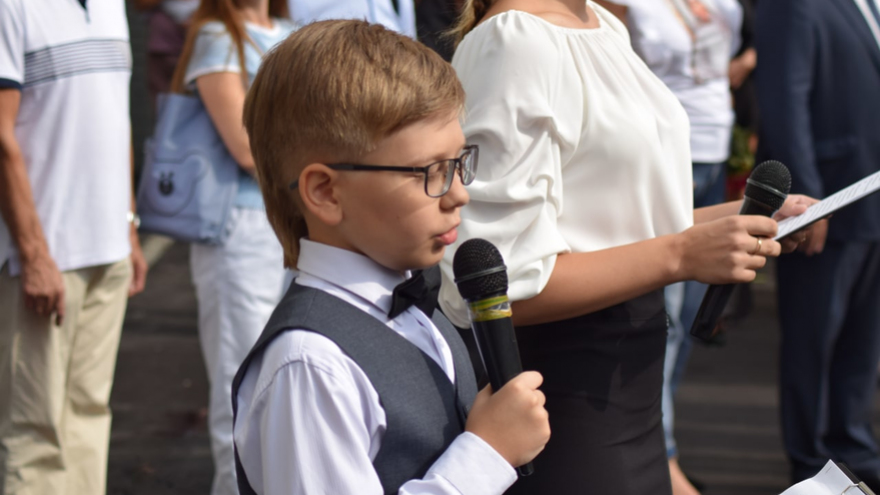 Для саратовских первоклассников прозвучал первый звонок (фоторепортаж)