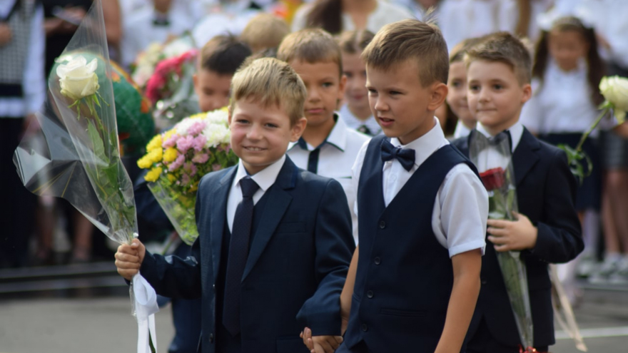 Для саратовских первоклассников прозвучал первый звонок (фоторепортаж)