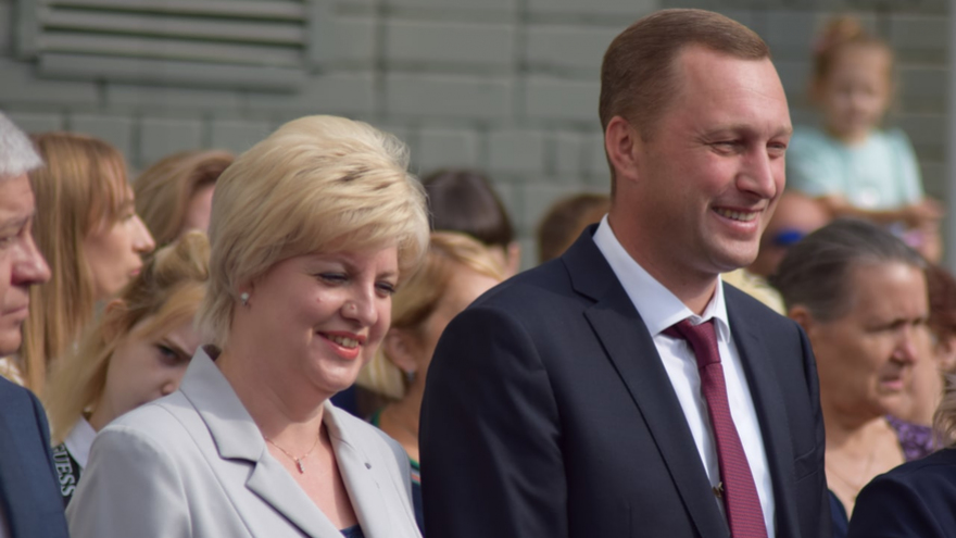 Для саратовских первоклассников прозвучал первый звонок (фоторепортаж)