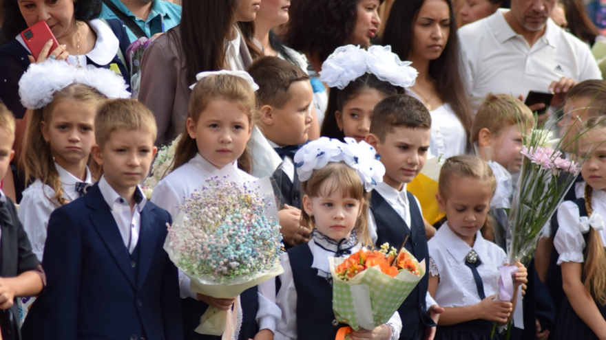 Для саратовских первоклассников прозвучал первый звонок (фоторепортаж)