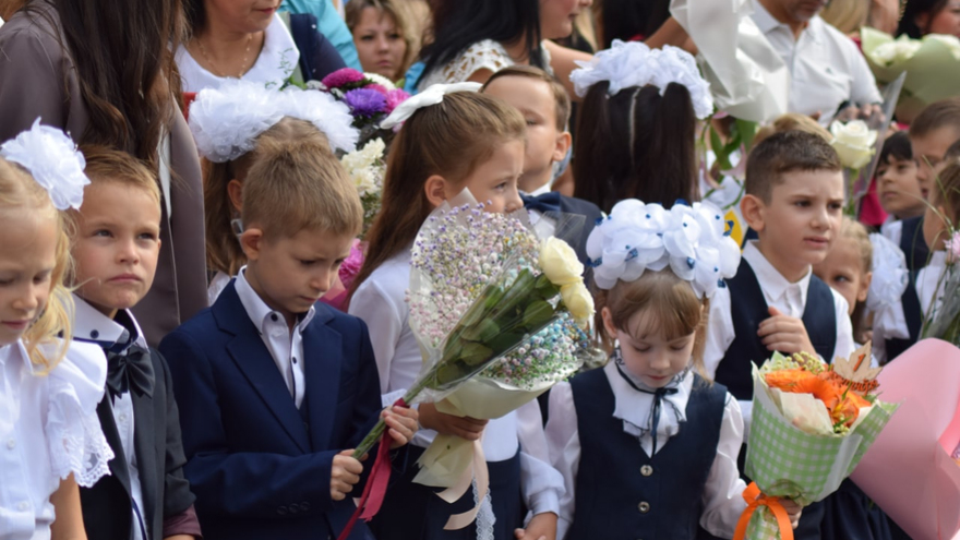 Для саратовских первоклассников прозвучал первый звонок (фоторепортаж)