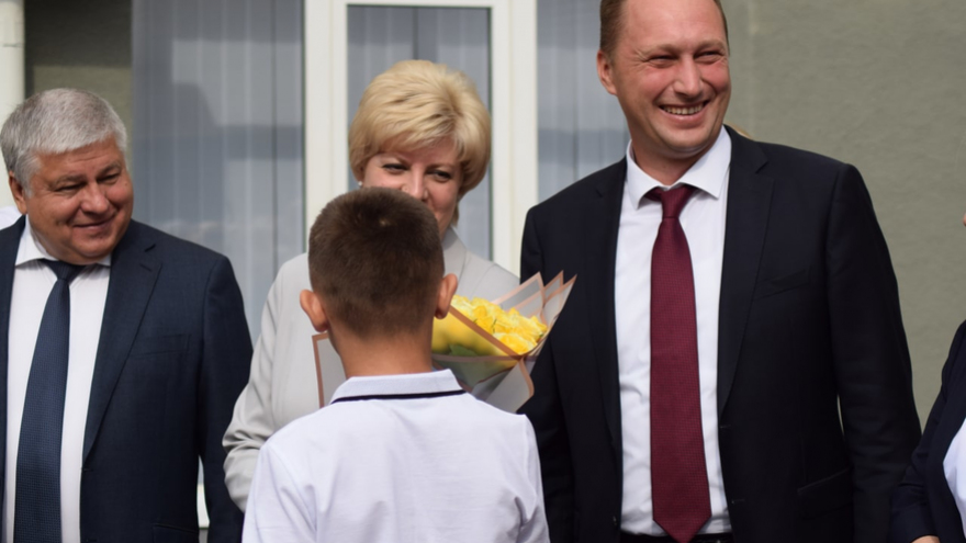 Для саратовских первоклассников прозвучал первый звонок (фоторепортаж)