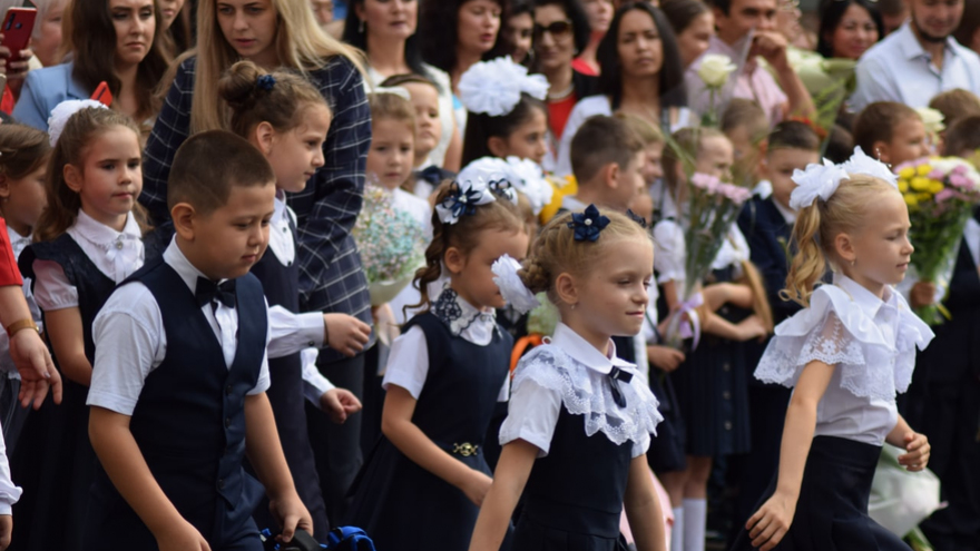 Для саратовских первоклассников прозвучал первый звонок (фоторепортаж)