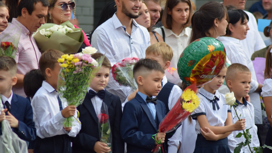 Для саратовских первоклассников прозвучал первый звонок (фоторепортаж)