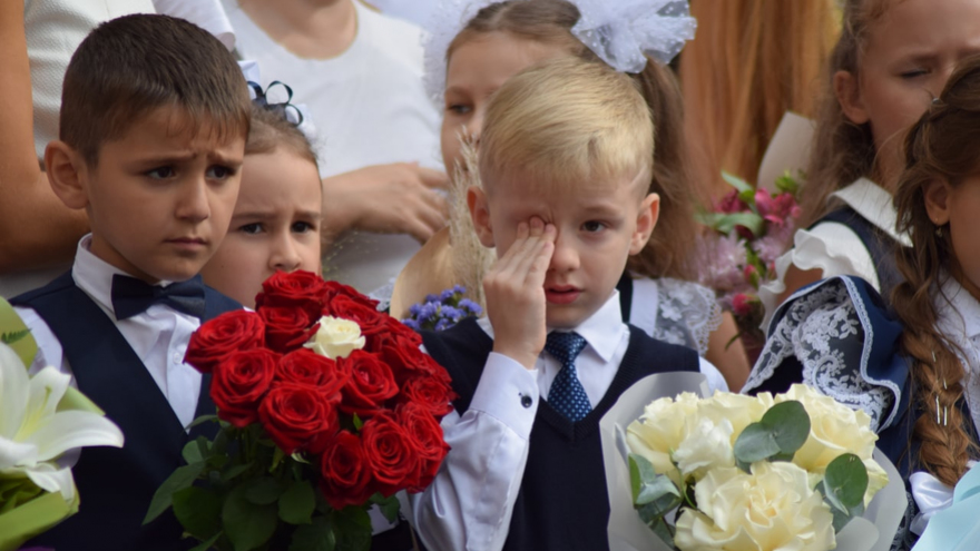 Для саратовских первоклассников прозвучал первый звонок (фоторепортаж)